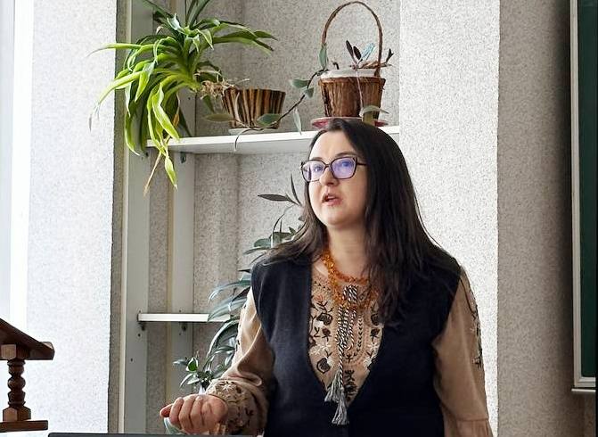 Надія Сеньовська з презентацією про захист Дебальцевого